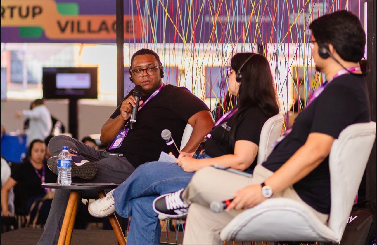 Jonathan Santos participando de um painel com outros especialistas